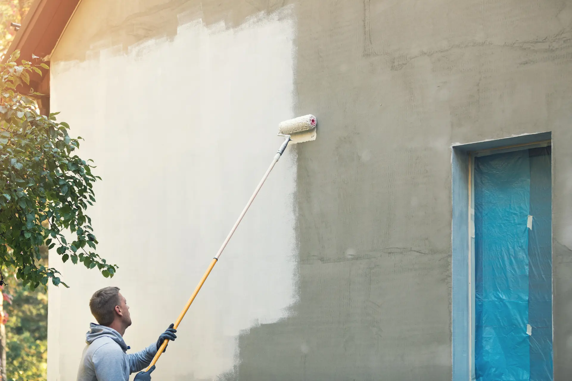 Pintor trabajando en una fachada en Benalmádena Pintor trabajando en una fachada en Benalmádena